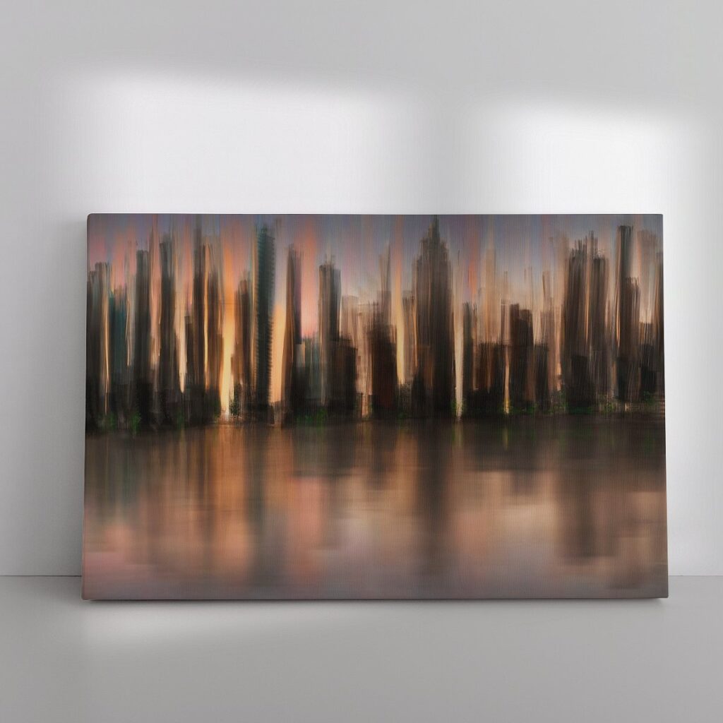 Een abstract werk van een stad met daarachter de ondergaande zon. De weerspiegelingen in het water maken het een dynamisch toch abstract werk.